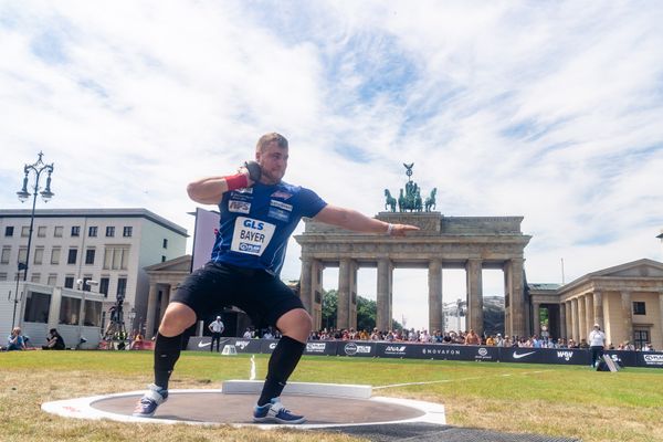 Simon Bayer (VfL Sindelfingen) beim Kugelstossen waehrend der deutschen Leichtathletik-Meisterschaften auf dem Pariser Platz am 24.06.2022 in Berlin